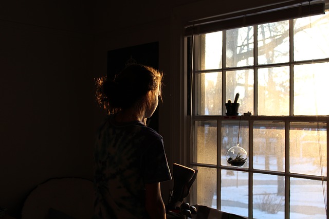 dívka u okna